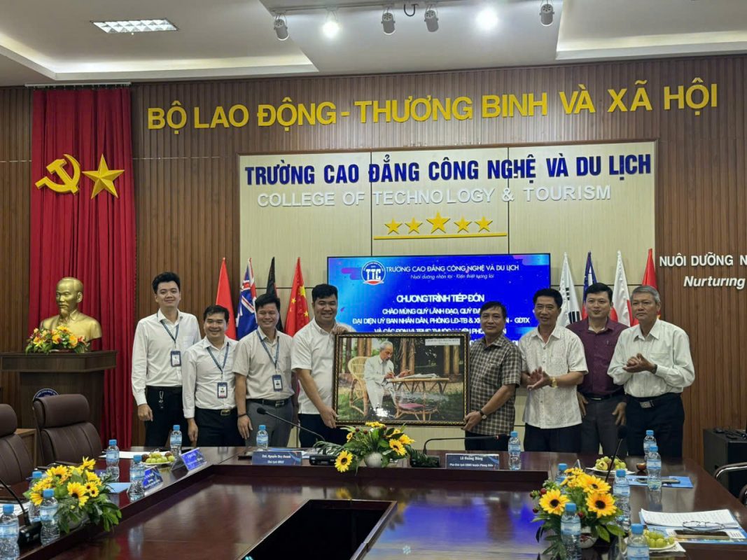 TRƯỜNG CAO ĐẲNG CÔNG NGHỆ VÀ DU LỊCH